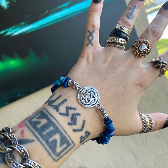 Blue coral chips & celtic knot coin charm bracelet - Picture 8 of 10